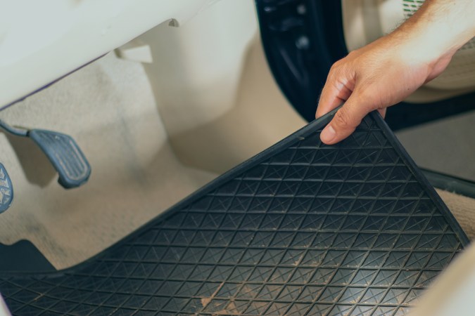 Trucos para limpiar los tapetes de carro y dejarlos como nuevos