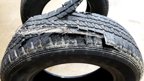 ¿Es más peligroso reventar la rueda trasera o la delantera?