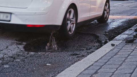 Qué debo revisar si he caído en un bache con el carro