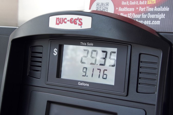 Por qué sube y baja el precio de la gasolina en Florida