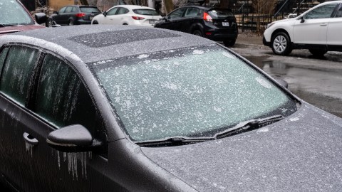 Conoce la forma más fácil de descongelar el parabrisas sin dañarlo