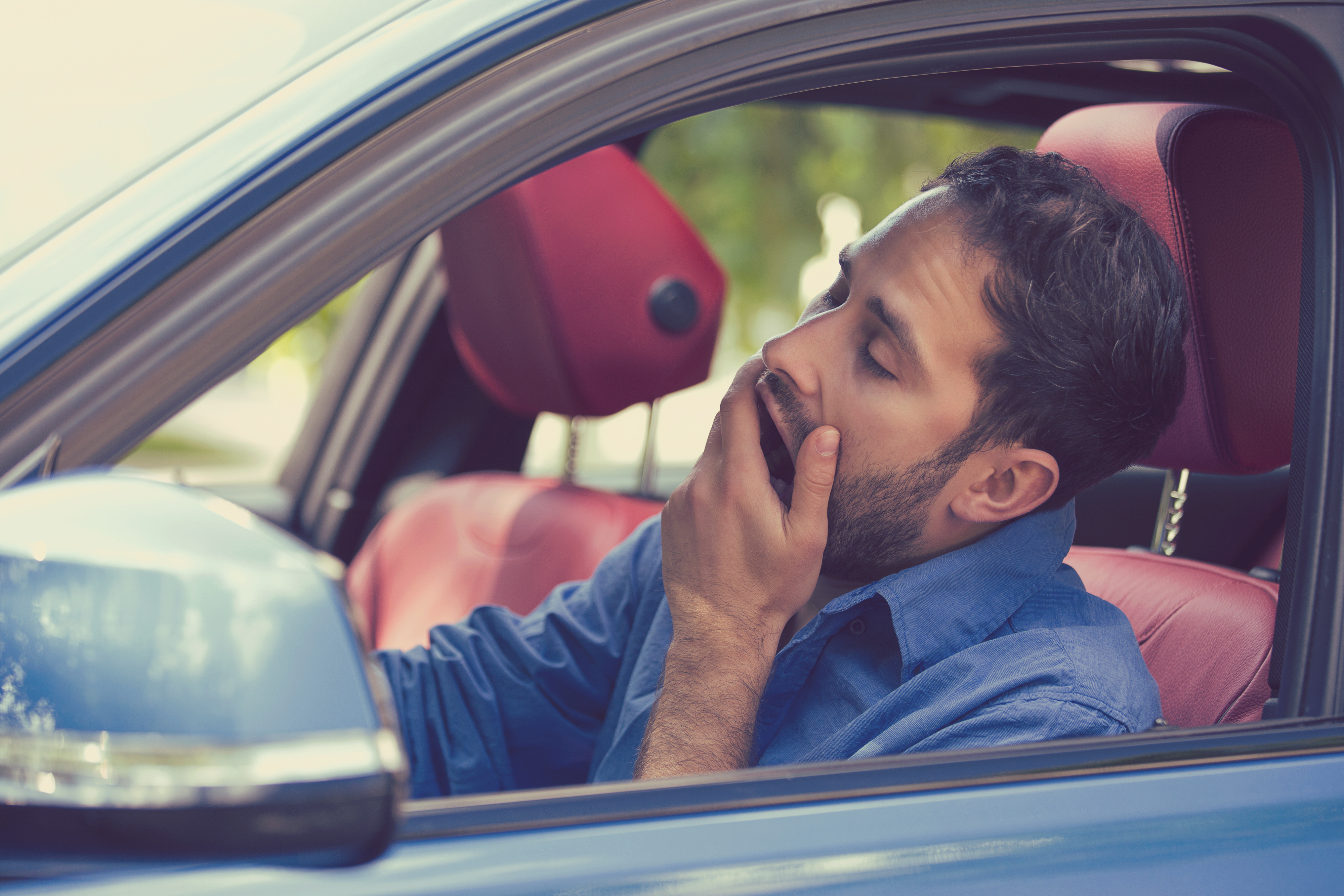 Conducir con sueño puede poner en riesgo tu vida y la de otros conductores.