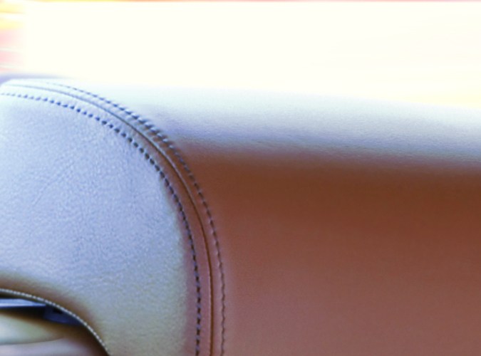 Asientos de cuero en auto.