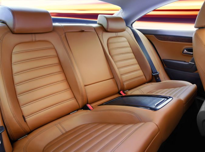 Asientos de cuero en auto.