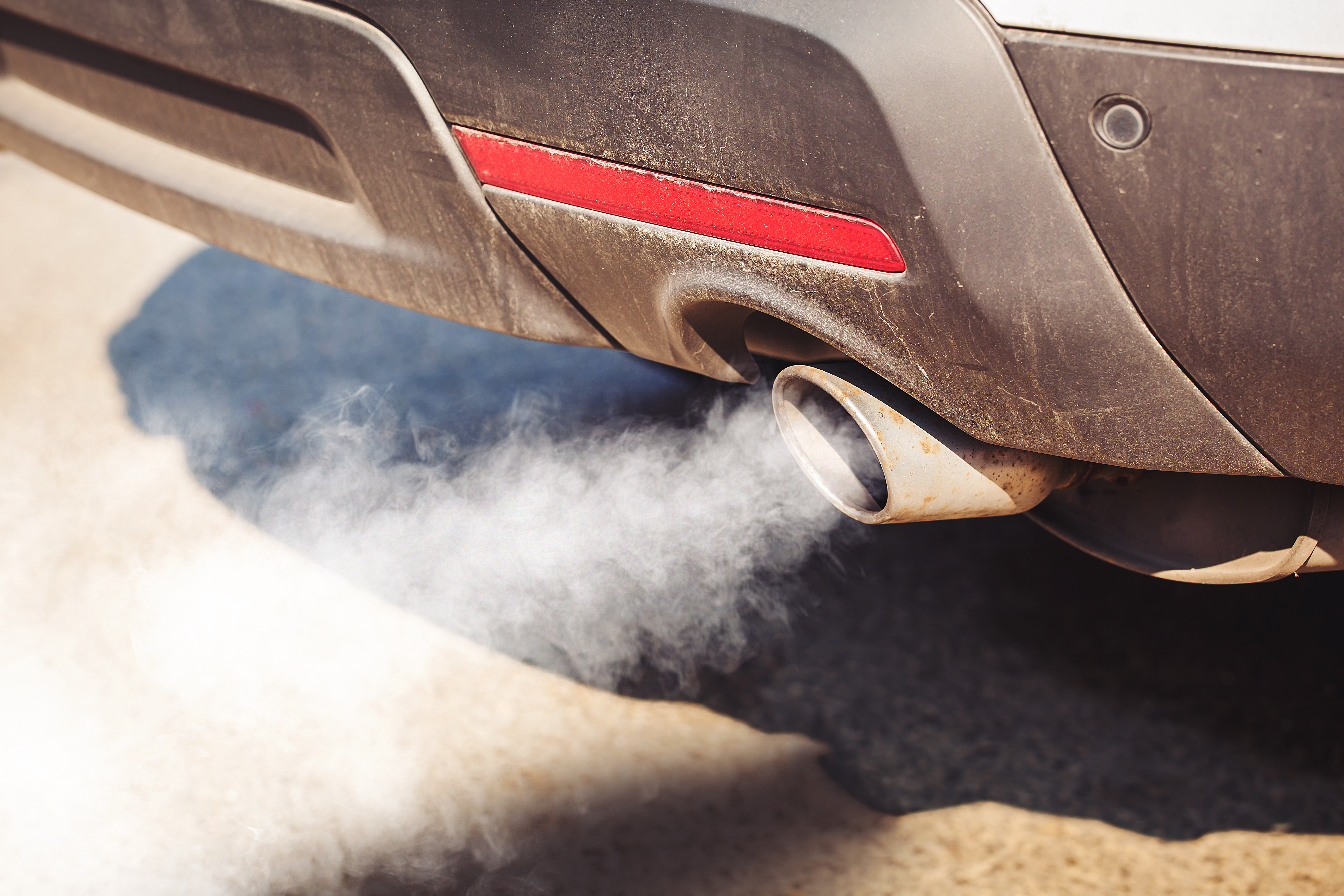 Mi carro bota humo blanco, ¿qué problema puede ser?