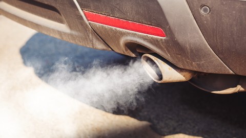 Mi carro bota humo blanco, ¿qué problema puede ser?