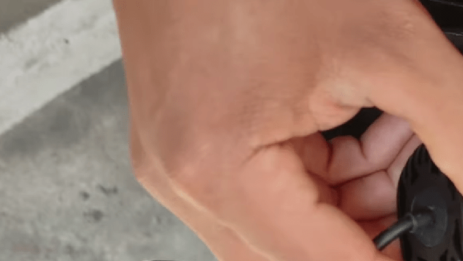 Cambia la luz delantera de la moto fácilmente