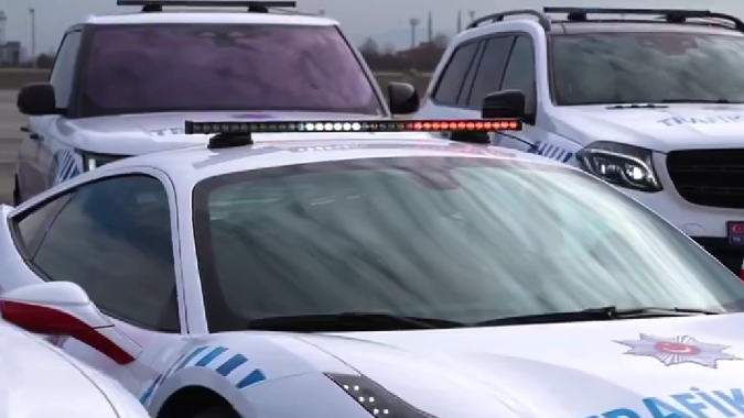 Ferrari, Bentley y más, así son los autos policías en Turquía