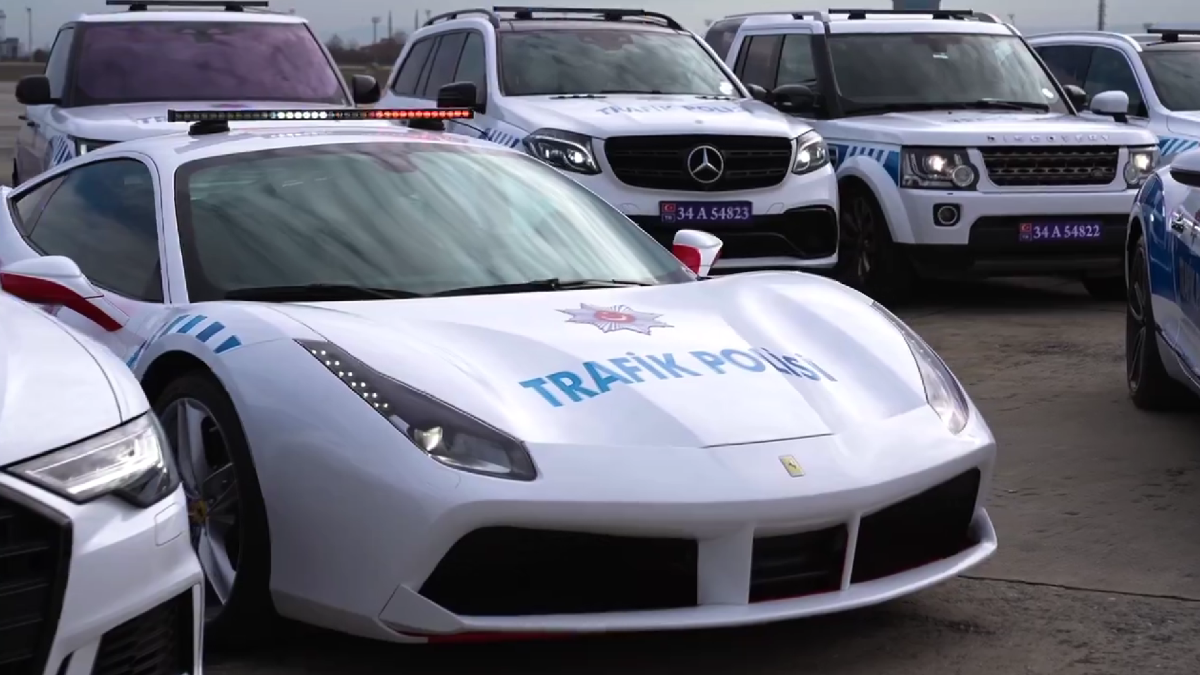 Ferrari, Bentley y más, así son los autos policías en Turquía
