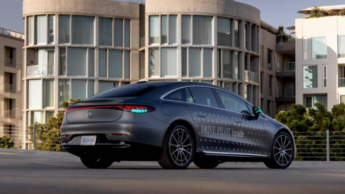 Dos estados permiten a Mercedes-Benz tener luces de posición de color turquesa