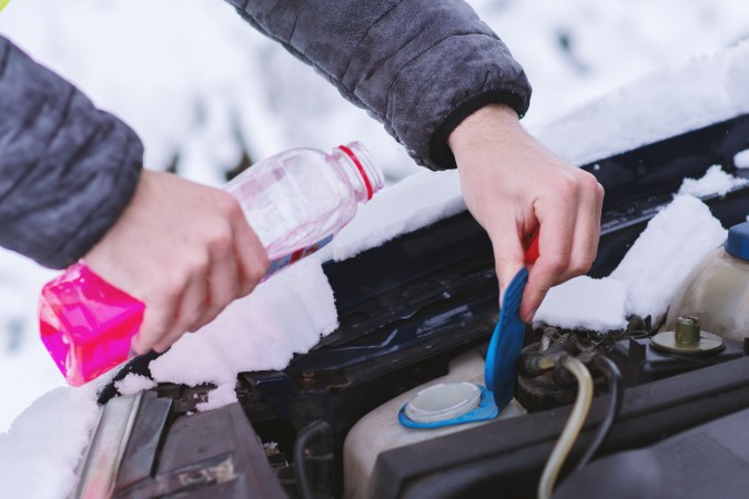 Cuánto líquido anticongelante lleva un auto