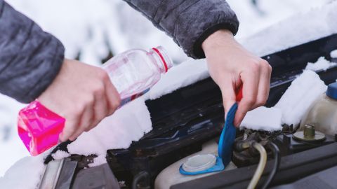Cuánto líquido anticongelante lleva un auto