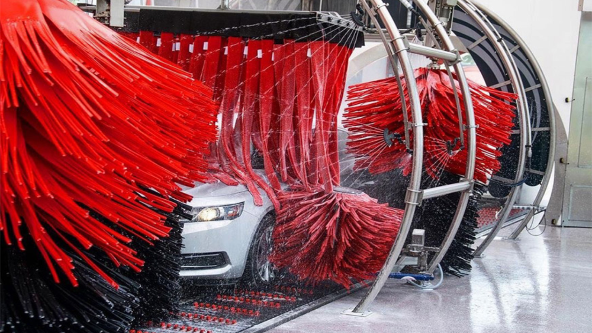 Por qué no es recomendable lavar tu auto en un autolavado