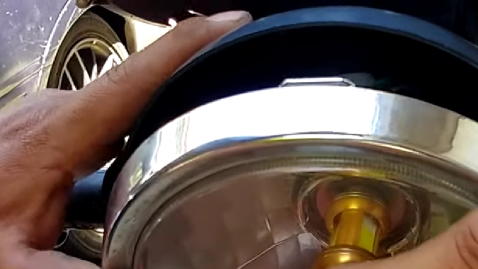 Cambia la luz delantera de la moto fácilmente