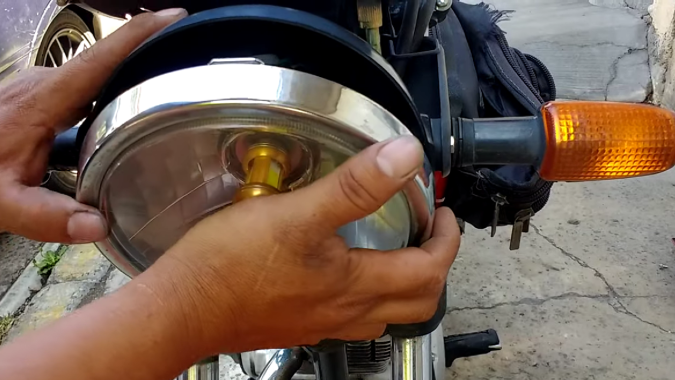Cambia la luz delantera de la moto fácilmente