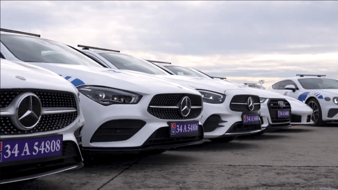 Ferrari, Bentley y más, así son los autos policías en Turquía