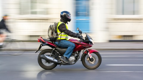 Otro estado se suma a la idea de permitir que las motos pasen en rojo