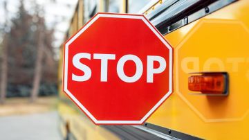 Sanciones por rebasar a un autobús escolar detenido en Florida