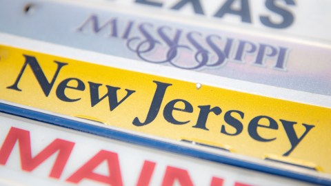 Cómo sacar placas temporales en New Jersey 2025