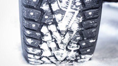 Cómo colocar los clavos a las llantas para la nieve
