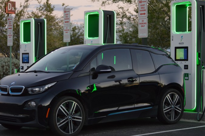 cargador de auto eléctrico cerca de mí