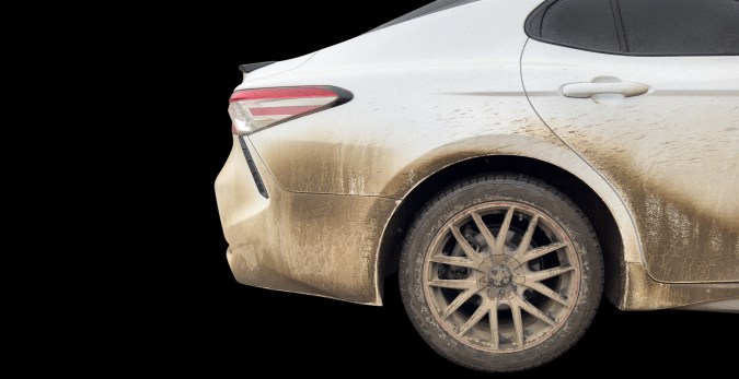 lavar un carro con barro o tierra