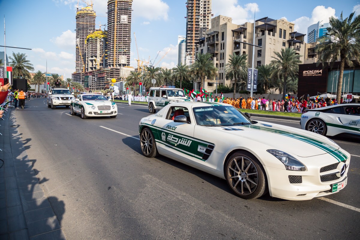Ferrari, Bentley y más, así son los autos policías en Turquía