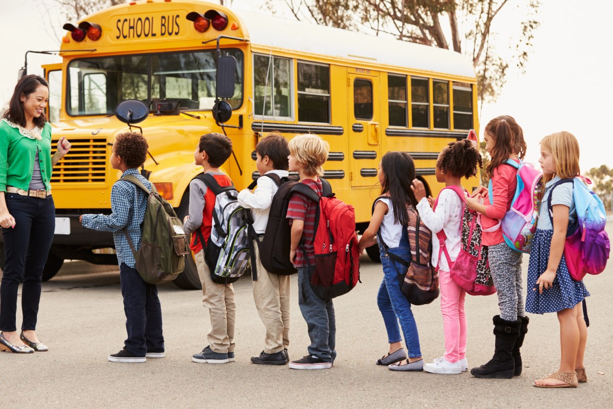Sanciones por rebasar a un autobús escolar detenido en Florida