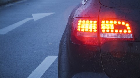 ¿Por qué la luz del freno queda encendida?