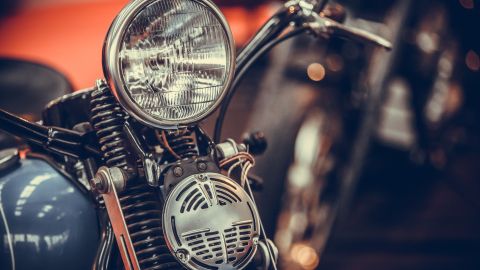 Cambia la luz delantera de la moto fácilmente