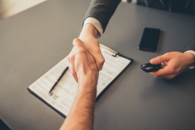 ¿Puedo cambiar mi auto financiado por otro?