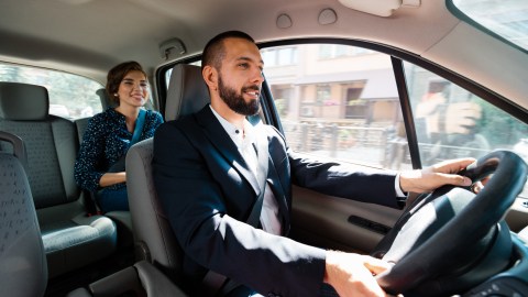 Conductor latino en Uber con su Toyota Prius