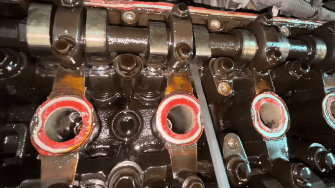 Por qué suenan los taquetes del motor