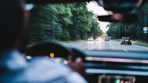 por que el carro responde lento al acelerar