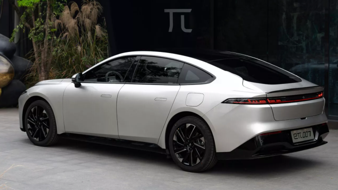 El Dongfeng eπ 007 ofrece hasta 536 hp y puertas de tijera a un precio increíble