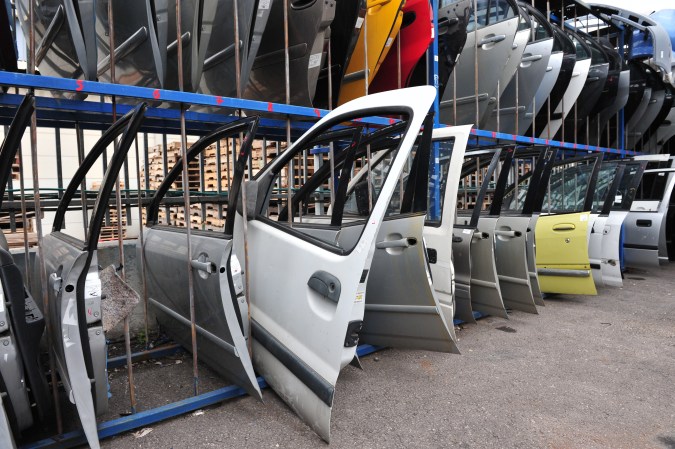 partes de la puerta de un auto