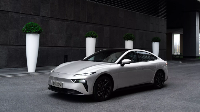 El Dongfeng eπ 007 ofrece hasta 536 hp y puertas de tijera a un precio increíble