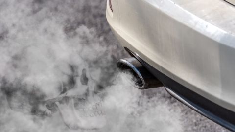 ¿Por qué sale humo blanco por el escape en las mañanas?