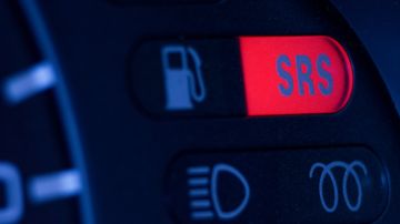 Qué significa que se encienda la luz SRS en tu carro