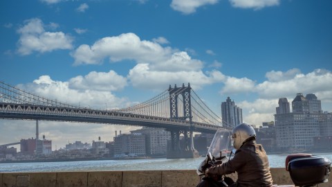 ¿Es necesario registrar una motocicleta eléctrica en New York?