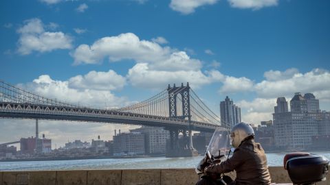 ¿Es necesario registrar una motocicleta eléctrica en New York?
