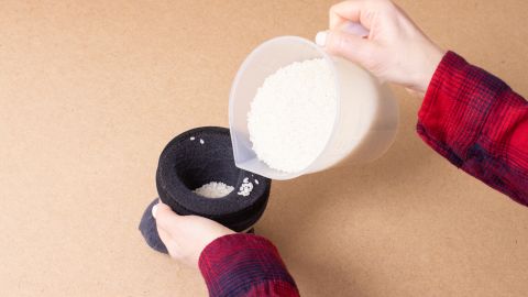 Para qué sirve dejar un calcetín con arroz en el carro