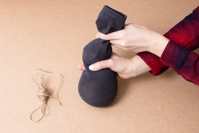 Para qué sirve dejar un calcetín con arroz en el carro