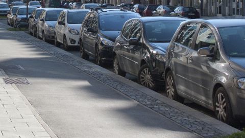 Esto es lo que sufre un coche que 'duerme' en la calle