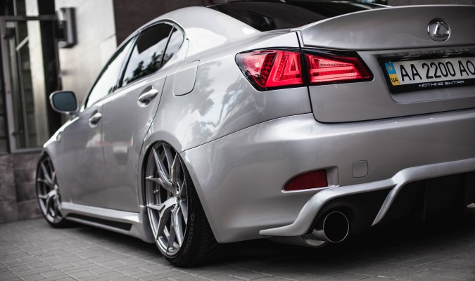 Riesgos de conducir autos con altura mínima del suelo