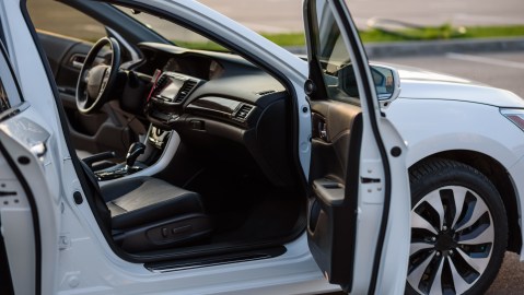 partes de la puerta de un carro
