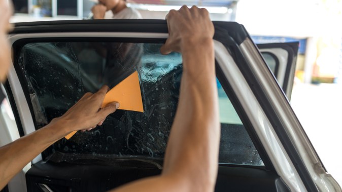 como quitar el pegamento del polarizado del carro