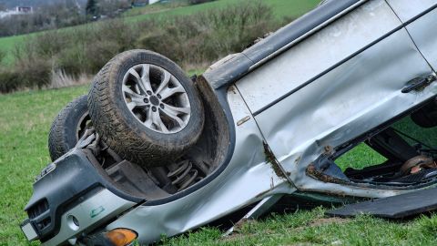 Cómo salir de un auto volcado