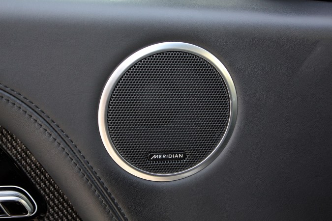 Bocinas de auto Meridian.