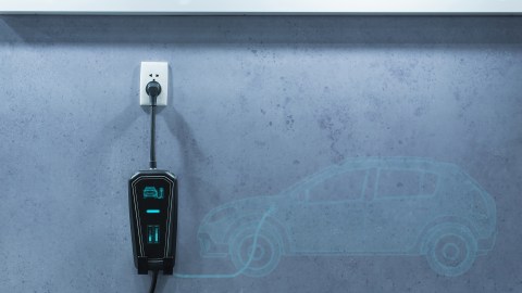 ¿Puedo cargar un auto eléctrico con el tomacorriente de la casa?